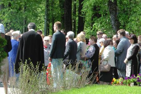 Санкт-Петербург. На Серафимовском кладбище прошла траурная церемония в первую годовщину захоронения неопознанных останков жертв авиакатастрофы над Синайским полуостровом