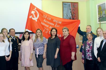 Удмуртская Республика. Коммунисты Ижевска передали школьным дружинам копию знамени Победы