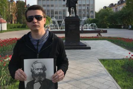 Смоленский Комсомол провел акцию в день 200-летнего юбилея Карла Маркса