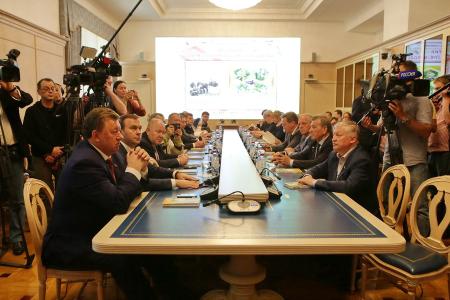 "Пчела - великий эколог планеты". Г.А. Зюганов выступил в Госдуме на церемонии гашения почтовых марок, посвященных истории отечественного пчеловодства