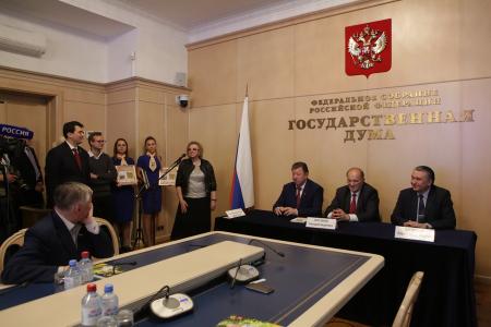 "Пчела - великий эколог планеты". Г.А. Зюганов выступил в Госдуме на церемонии гашения почтовых марок, посвященных истории отечественного пчеловодства