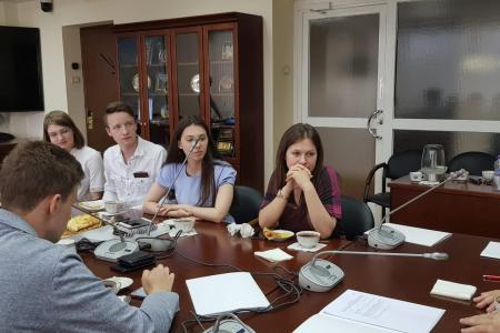 Казбек Тайсаев вручил благодарственные письмам участникам экспертной группы по вопросам миграции