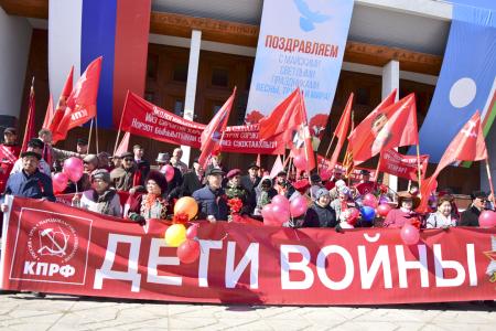 В Якутске прошла первомайская демонстрация