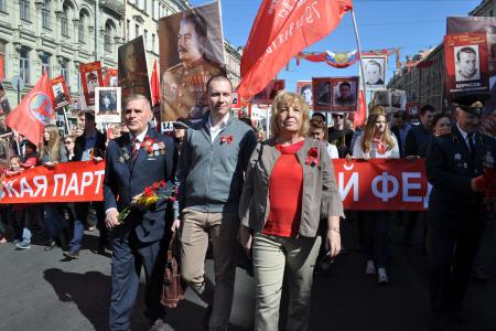 Колонна коммунистов, ветеранов и комсомольцев прошла по Невскому проспекту в Ленинграде