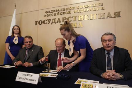 "Пчела - великий эколог планеты". Г.А. Зюганов выступил в Госдуме на церемонии гашения почтовых марок, посвященных истории отечественного пчеловодства