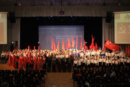 Копии Знамени Победы торжественно вручили ещё 17 школам Иркутска