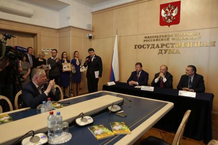 "Пчела - великий эколог планеты". Г.А. Зюганов выступил в Госдуме на церемонии гашения почтовых марок, посвященных истории отечественного пчеловодства