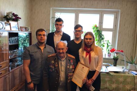 Комсомольцы Воронежа при поддержке депутата Госдумы Сергея Гаврилова поздравили ветеранов Великой Отечественной с Днем Победы