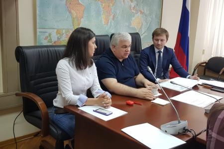 Казбек Тайсаев вручил благодарственные письмам участникам экспертной группы по вопросам миграции