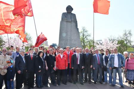 «Самое важное и эффективное учение в развитии человечества». В день 200-летнего юбилея Карла Маркса коммунисты возложили цветы к его памятнику  