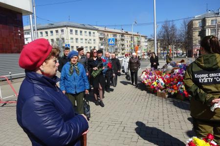 Коммунисты Кузбасса в 40-й день после трагедии в «ТЦ Зимняя Вишня» возложили цветы к народному мемориалу погибшим