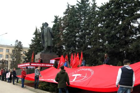 Первого мая знамена КПРФ украсили улицы Чебоксар