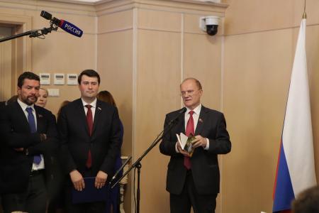 "Пчела - великий эколог планеты". Г.А. Зюганов выступил в Госдуме на церемонии гашения почтовых марок, посвященных истории отечественного пчеловодства