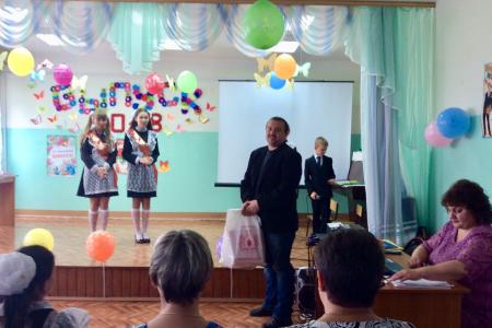Рязанская область. Сасовские коммунисты побывали на последних звонках в сельской глубинке