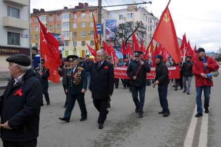 Первого мая знамена КПРФ украсили улицы Чебоксар