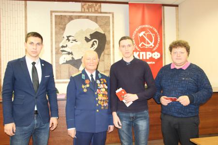 Самарские комсомольцы наградили памятными медалями участников Парада Памяти 7 ноября 2017 года