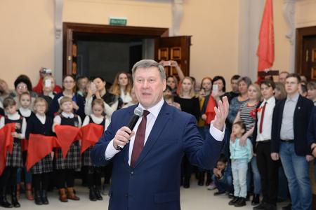 «Взвейтесь кострами, синие ночи!». Более 500 новосибирских школьников стали пионерами 