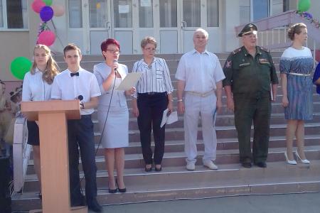Республика Крым. Симферопольские коммунисты поздравили школьников и педагогов с окончанием учебного года