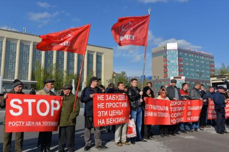 «Не забудем, не простим эти цены на бензин» - пикет коммунистов и перевозчиков прошел в Новосибирске