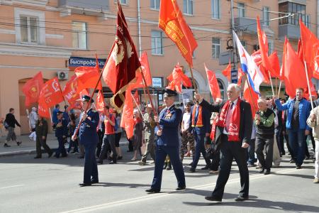 Невыученные уроки истории. Рязанские коммунисты в праздничном шествии показали горожанам истинные символы Великой Победы