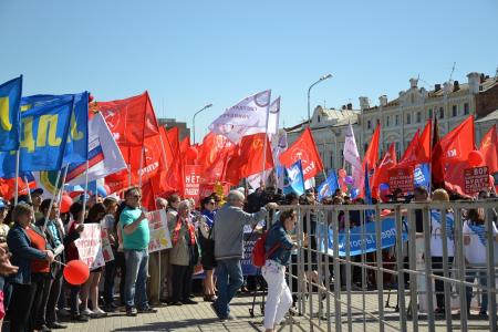 Астраханские коммунисты приняли участие в общегородском первомайском митинге