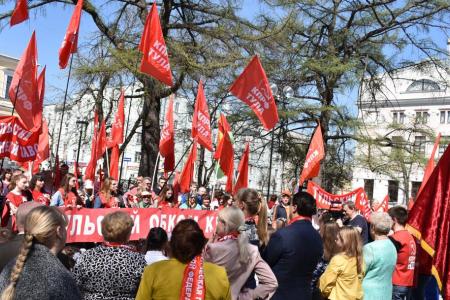 «Пусть всегда будет солнце!». Тульский обком провёл массовую демонстрацию и праздничный митинг