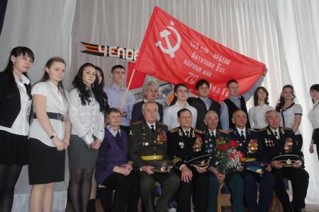 Удмуртская Республика. Коммунисты Ижевска передали школьным дружинам копию знамени Победы