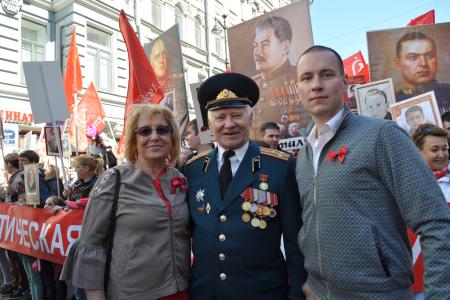 Колонна коммунистов, ветеранов и комсомольцев прошла по Невскому проспекту в Ленинграде
