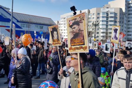 Сахалинские коммунисты в колонне "Бессмертного полка"