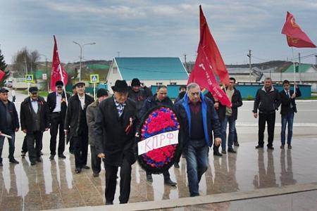 Татарстан. В честь Дня Победы коммунисты и сторонники КПРФ возложили венок к Вечному огню города Азнакаево