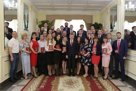 Дмитрий Новиков вручил дипломы выпускникам Центра политической учёбы ЦК КПРФ