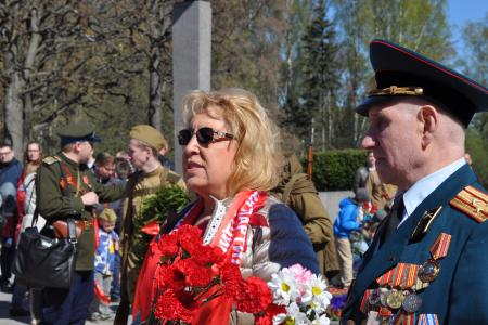 Ленинградские коммунисты возложили цветы на Пискарёвском мемориальном кладбище