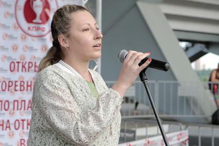В массовом заплыве спортклуба КПРФ на открытой воде приняли участие почти 1000 спортсменов