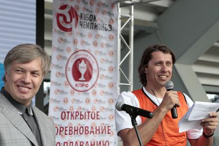 В массовом заплыве спортклуба КПРФ на открытой воде приняли участие почти 1000 спортсменов