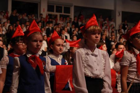Копии Знамени Победы торжественно вручили ещё 17 школам Иркутска