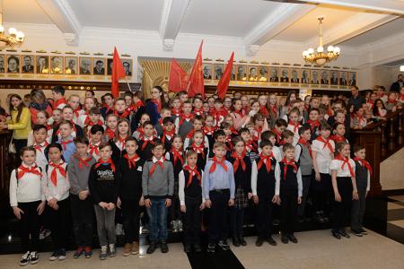 «Взвейтесь кострами, синие ночи!». Более 500 новосибирских школьников стали пионерами 
