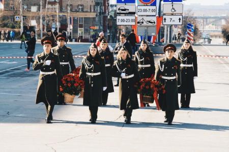 Мэр-коммунист Анатолий Локоть возложил цветы к бюсту маршала Покрышкина