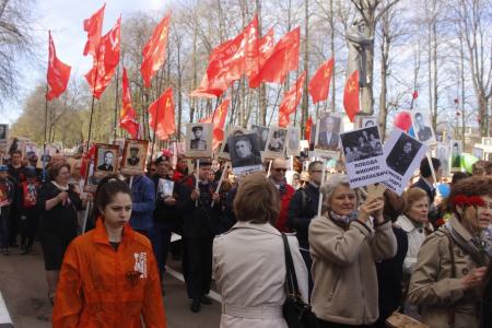 Ярославские коммунисты встретили День Победы под красными знамёнами