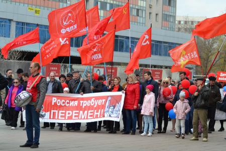 Оренбургские коммунисты провели митинг и праздничную демонстрацию