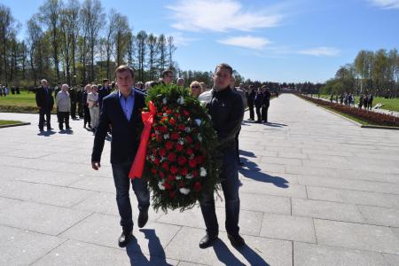 Ленинградские коммунисты возложили венок и цветы к мемориалу на Пискарёвском кладбище