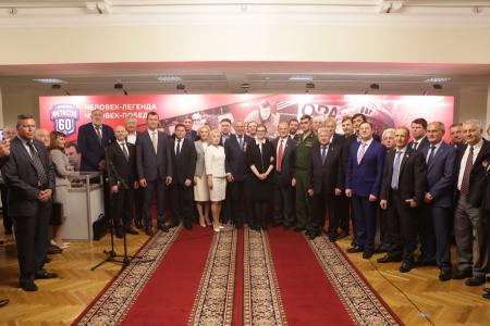 Г.А. Зюганов поздравил с юбилеем известного хоккеиста Вячеслава Фетисова и выступил на открывшейся выставке, посвященной юбиляру
