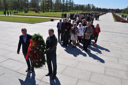 Ленинградские коммунисты возложили венок и цветы к мемориалу на Пискарёвском кладбище