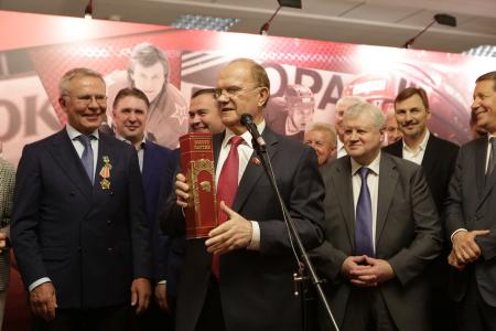 Г.А. Зюганов поздравил с юбилеем известного хоккеиста Вячеслава Фетисова и выступил на открывшейся выставке, посвященной юбиляру