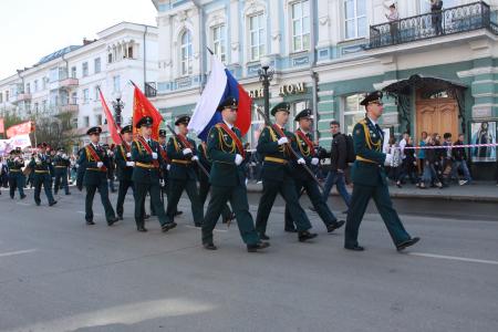 Иркутские коммунисты в День Победы приняли участие в многотысячном шествии