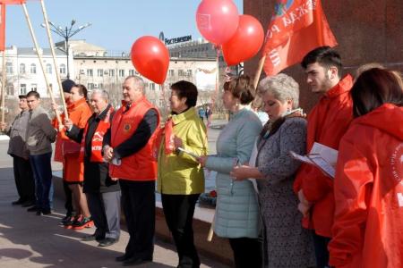 Коммунисты Читы потребовали установить контроль над ценами и тарифами ЖКХ и ГСМ на первомайском митинге