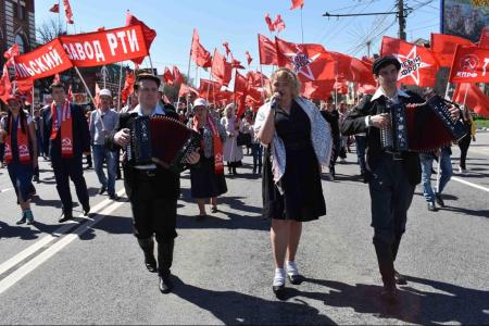 «Пусть всегда будет солнце!». Тульский обком провёл массовую демонстрацию и праздничный митинг