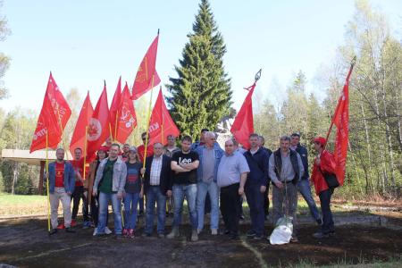 Коммунисты Ленобласти провели субботник рядом с памятником Ленину и Сталину