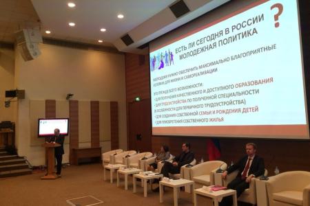 Коммунисты в Госдуме на круглом столе обсудили тему государственной молодежной политике