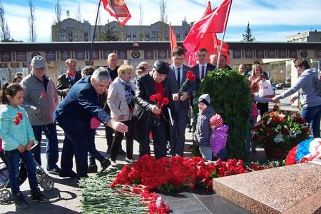 Казань. 9 мая в парке Победы коммунисты возложили цветы  к Вечному огню