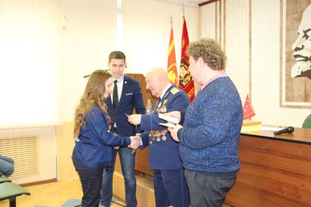 Самарские комсомольцы наградили памятными медалями участников Парада Памяти 7 ноября 2017 года